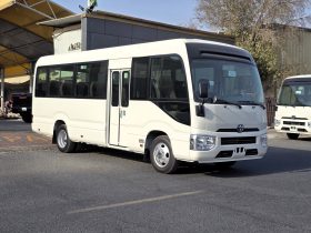 TOYOTA COASTER DIESEL 4.0 MT – AUTO DOOR – 23 SEATER – 2 POINT BELT – 2025 MODEL – WHITE 