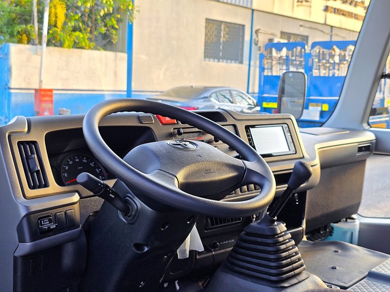 TOYOTA COASTER PETROL 2.7 MT – AUTO DOOR – 23 SEATER – 2 POINT BELT – 2025 MODEL – WHITE 