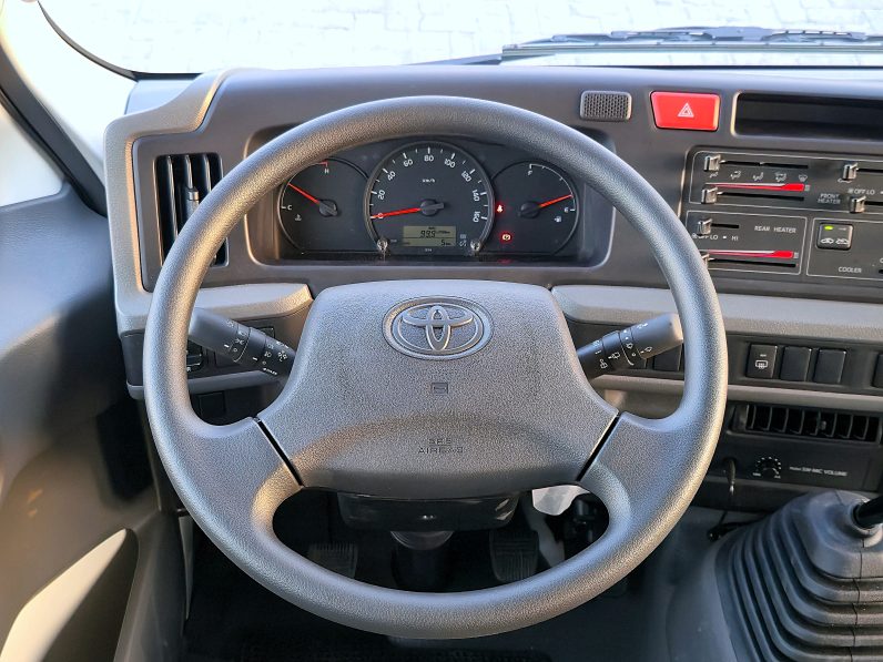 TOYOTA COASTER PETROL 2.7 MT – AUTO DOOR – 23 SEATER – 2 POINT BELT – 2025 MODEL – WHITE 