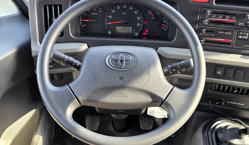 
								TOYOTA COASTER DIESEL 4.0 MT – AUTO DOOR – 23 SEATER – 3 POINT BELT – 2025 MODEL – WHITE full									