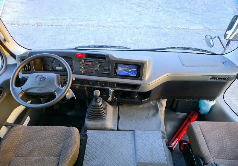 TOYOTA COASTER PETROL 2.7 MT – AUTO DOOR – 23 SEATER – 2 POINT BELT – 2025 MODEL – WHITE 