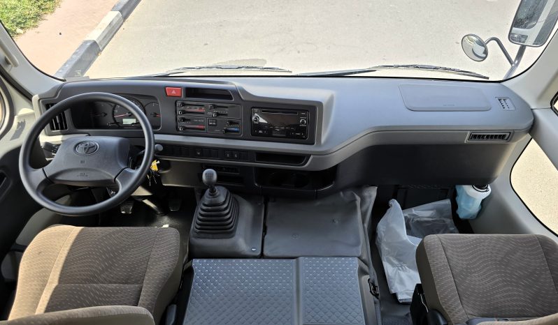 
								TOYOTA COASTER PETROL 2.7 MT – AUTO DOOR – 23 SEATER – 3 POINT BELT – 2025 MODEL – WHITE full									