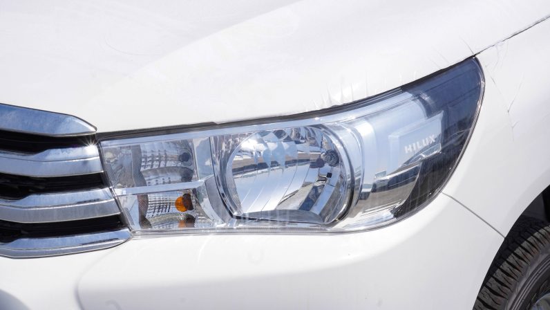 TOYOTA HILUX DC DIESEL 2.4 – MT – STD – E – 2025 – WHITE INSIDE RED