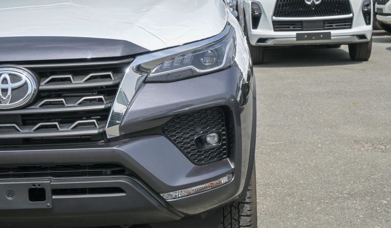 
								TOYOTA FORTUNER DIESEL 2.4 – COMFORT – GRAY INSIDE BLACK full									