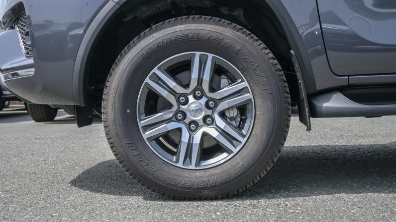 TOYOTA FORTUNER DIESEL 2.4 – COMFORT – GRAY INSIDE BLACK