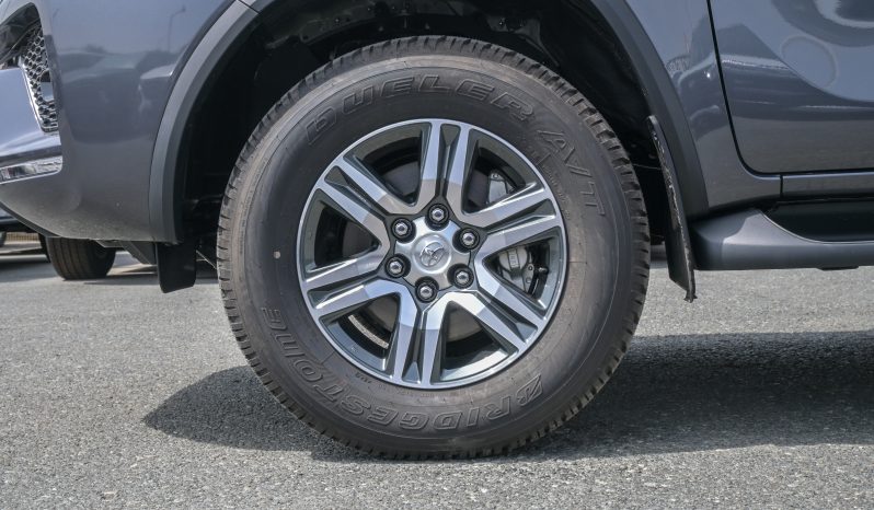 
								TOYOTA FORTUNER DIESEL 2.4 – COMFORT – GRAY INSIDE BLACK full									