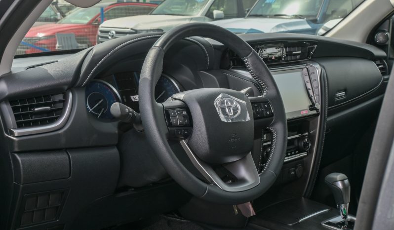 
								TOYOTA FORTUNER DIESEL 2.4 – COMFORT – GRAY INSIDE BLACK full									