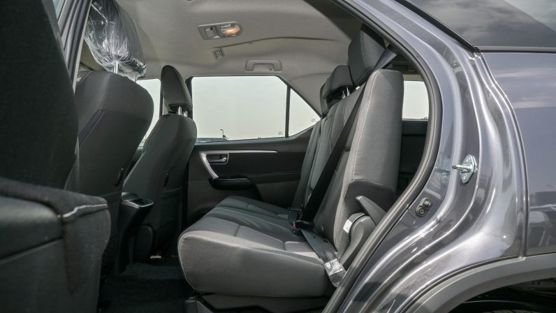 TOYOTA FORTUNER DIESEL 2.4 – COMFORT – GRAY INSIDE BLACK