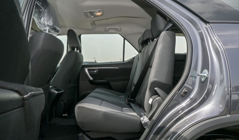 
								TOYOTA FORTUNER DIESEL 2.4 – COMFORT – GRAY INSIDE BLACK full									