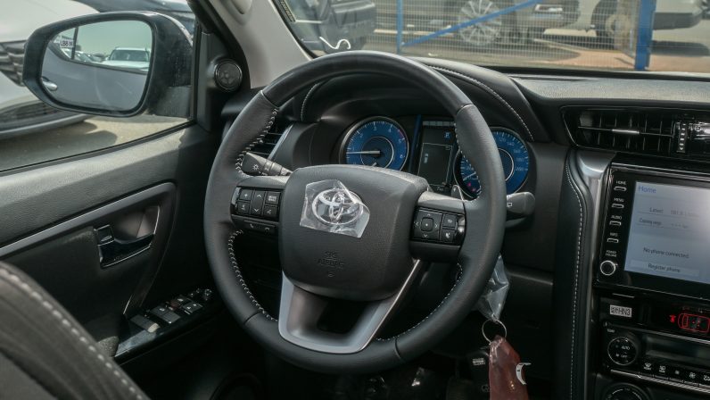 TOYOTA FORTUNER DIESEL 2.4 – COMFORT – GRAY INSIDE BLACK