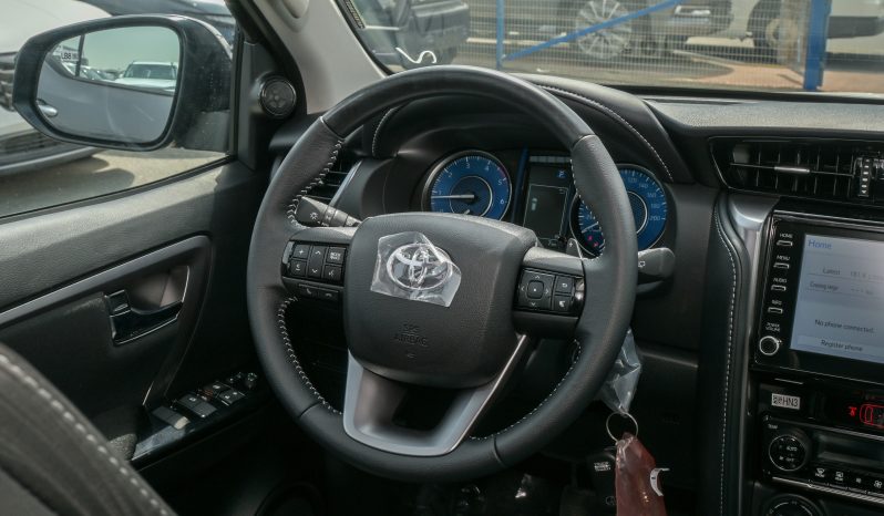
								TOYOTA FORTUNER DIESEL 2.4 – COMFORT – GRAY INSIDE BLACK full									