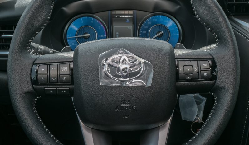 
								TOYOTA FORTUNER DIESEL 2.4 – COMFORT – GRAY INSIDE BLACK full									