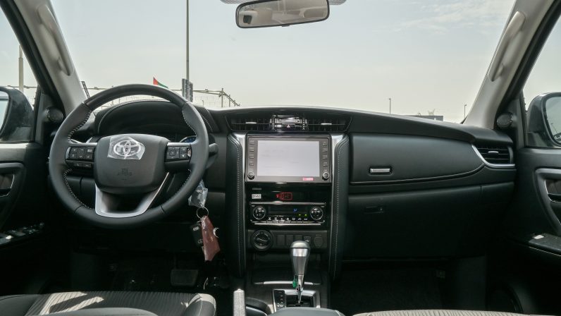 TOYOTA FORTUNER DIESEL 2.4 – COMFORT – GRAY INSIDE BLACK
