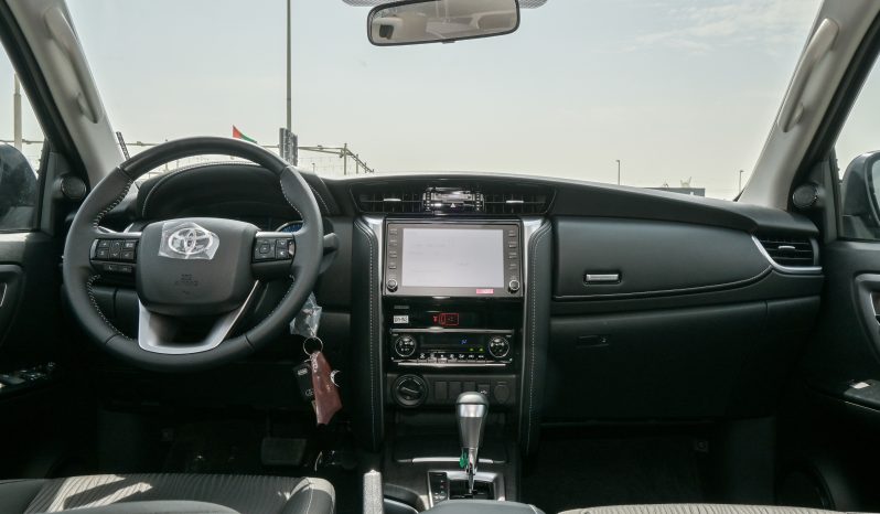 
								TOYOTA FORTUNER DIESEL 2.4 – COMFORT – GRAY INSIDE BLACK full									