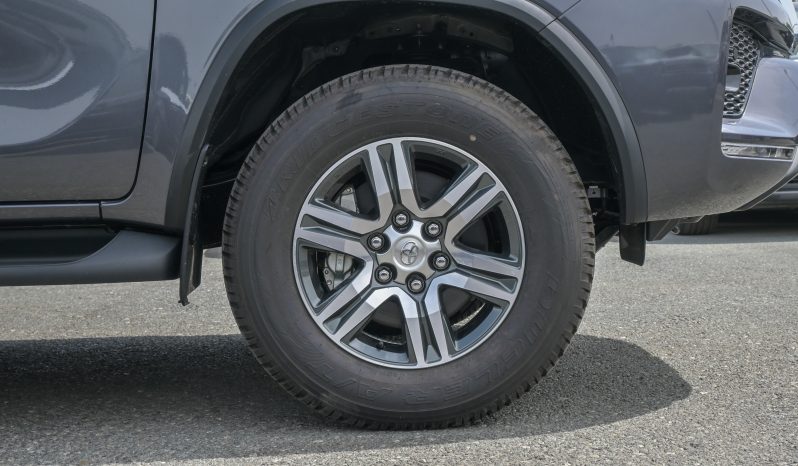 
								TOYOTA FORTUNER DIESEL 2.4 – COMFORT – GRAY INSIDE BLACK full									