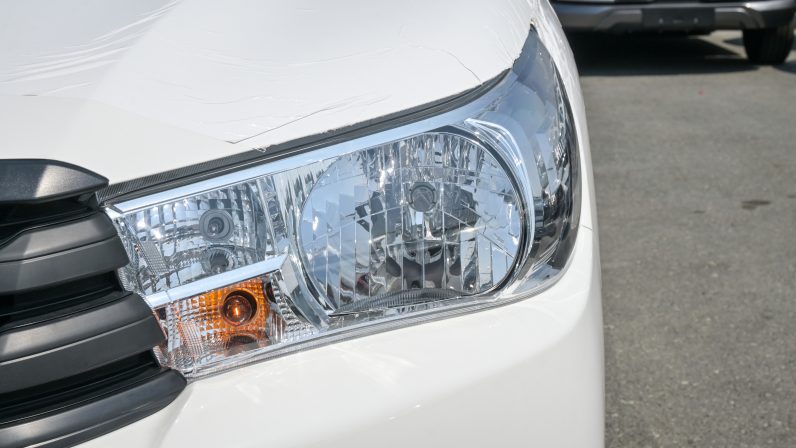 TOYOTA HILUX PETROL 2.7L – MANUAL – NARROW CABIN – WHITE INSIDE BLACK