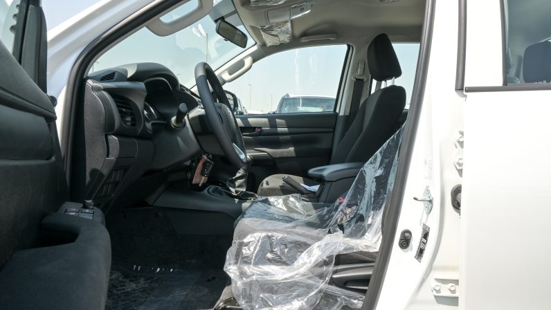 TOYOTA HILUX PETROL 2.7L – MANUAL – WIDE CABIN – WHITE INSIDE BLACK