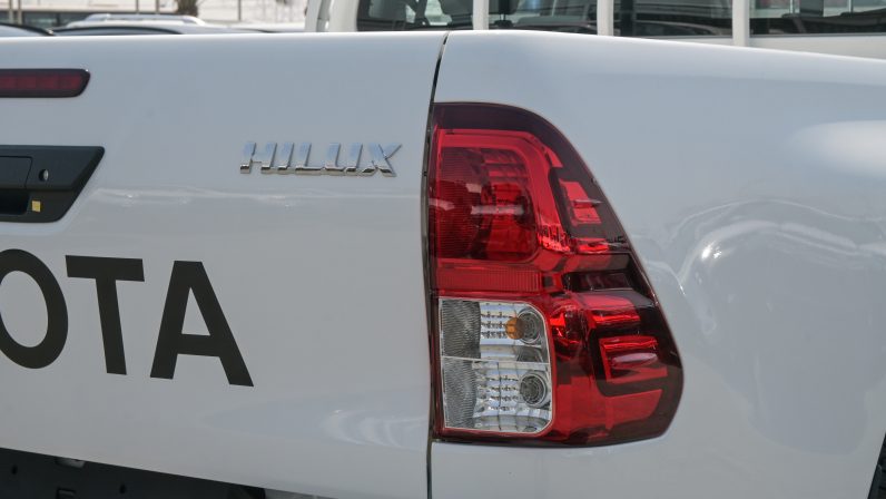 TOYOTA HILUX PETROL 2.7L – MANUAL – WIDE CABIN – WHITE INSIDE BLACK