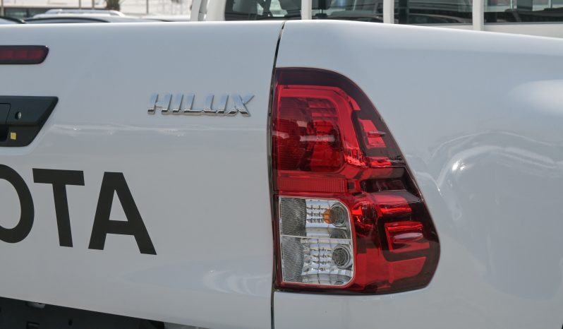 
								TOYOTA HILUX PETROL 2.7L – MANUAL – WIDE CABIN – WHITE INSIDE BLACK full									