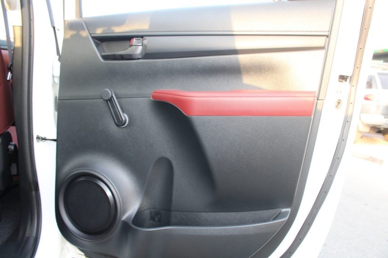 HILUX NARROW BODY DIESEL DOUBLE CABIN 2.4 MT 6 SEATER MANUAL WINDOW  BASIC