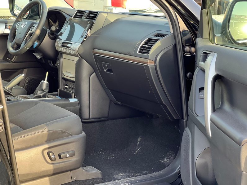 TOYOTA PRADO PETROL 4.0 VX – BLACK