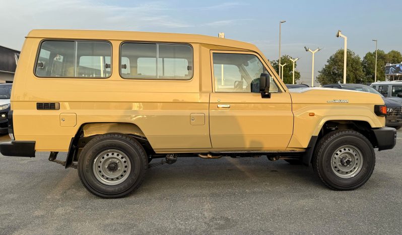 
								TOYOTA LC78 PETROL 4.0 – BASIC – MT – PW – 2025 MODEL  – BEIGE INSIDE GREY full									