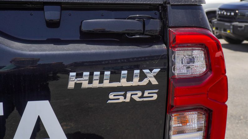 TOYOTA HILUX PETROL DOUBLE CABIN 2.7 – MT – FULL OPTIONS – 2025 – BLACK INSIDE BLACK