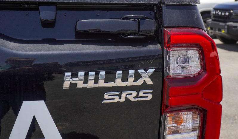 
								TOYOTA HILUX PETROL DOUBLE CABIN 2.7 – MT – FULL OPTIONS – 2025 – BLACK INSIDE BLACK full									