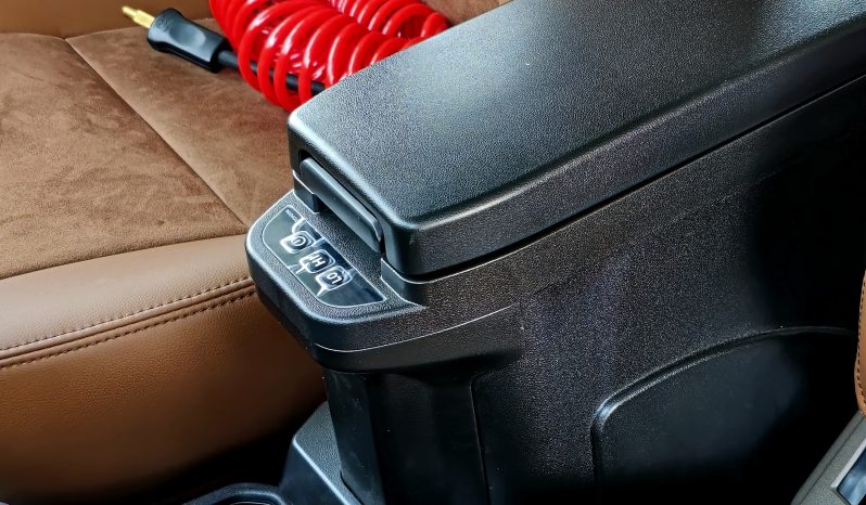 
								TOYOTA LC79 PETROL DOUBLE CABIN 4.0 – FULL OPTIONS – AT – 2025 – BEIGE – OMANI full									