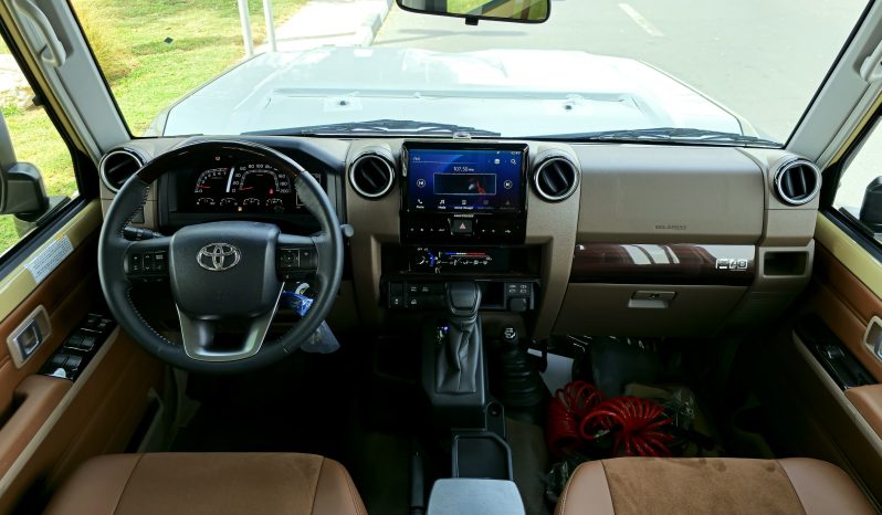 
								TOYOTA LC79 PETROL DOUBLE CABIN 4.0 – FULL OPTIONS – AT – 2025 – BEIGE – OMANI full									