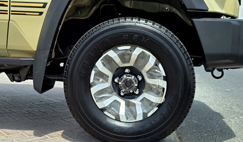 
								TOYOTA LC79 PETROL DOUBLE CABIN 4.0 – FULL OPTIONS – AT – 2025 – BEIGE – OMANI full									