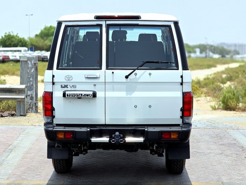 LC76 PETROL 4.0L – STD – E – DIFF LOCK – A/T – WHITE INSIDE BEIGE – 2025 – OMANI