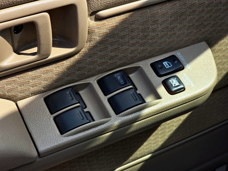 LC76 DIESEL 2.8T – STD – E – DIFF LOCK – A/T – WHITE INSIDE BEIGE – 2025 – OMANI