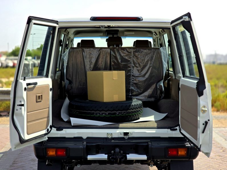 LC76 DIESEL 2.8T – STD – E – DIFF LOCK – A/T – WHITE INSIDE BEIGE – 2025 – OMANI