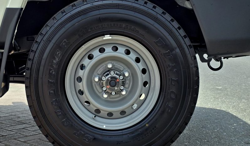 
								LC76 PETROL 4.0L – STD – E – DIFF LOCK – A/T – WHITE INSIDE BEIGE – 2025 – OMANI full									