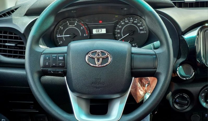 
								TOYOTA HILUX DIESEL 2.4 NARROW – M/T – BASIC – POWER WINDOWS – 2025 MODEL – WHITE INSIDE RED – OMANI full									