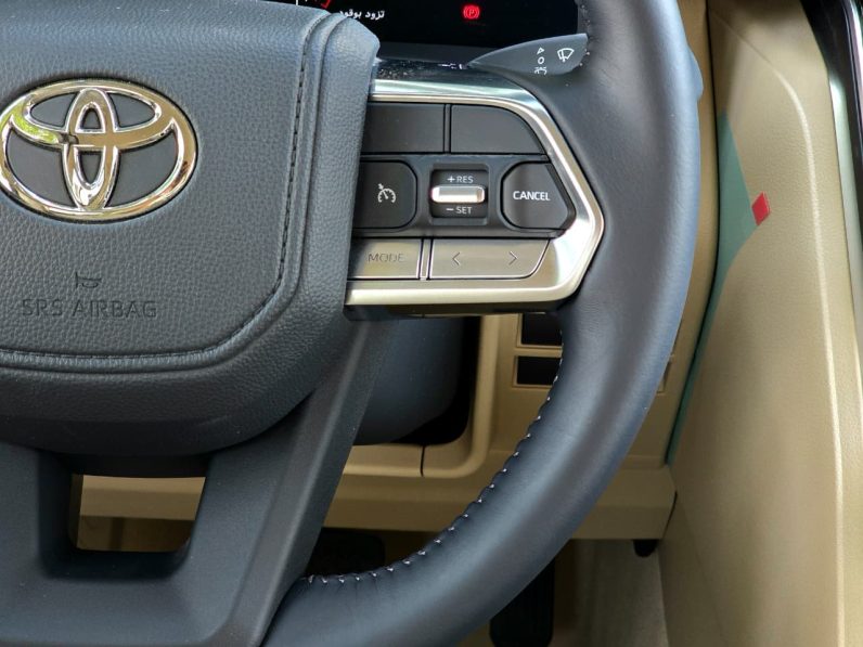 TOYOTA LC300 GXR – G – 3.5L – WITHOUT SUNROOF – 18 ALLOY WHEELS – DRIVER POWER SEAT – 2025 MODEL – WHITE INSIDE BEIGE – OMANI